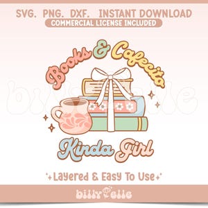 以下が含まれることがあります： 「Books & Cafecito Kinda Girl」のテキストが入ったデジタルグラフィックデザイン。デザインには、リボンで結ばれた本の束、コーヒーマグ、装飾的な星が含まれています。デザインはパステルカラーです。