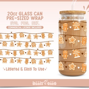 Op de afbeelding: Een ontwerp voor een 20 ounce glazen blikverpakking met een patroon van een peperkoekhuis, peperkoekman en stervormige koek. Het ontwerp is gelaagd en gemakkelijk te gebruiken. De tekst "20oz GLASS CAN PRE-SIZED WRAP SVG. PNG. DXF. COMMERCIAL LICENSE INCLUDED" is opgenomen in de afbeelding.