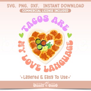 以下が含まれることがあります： タコスとサルサが入ったハート型のプレートのデジタルグラフィック。「TACOS ARE MY LOVE LANGUAGE」の文字はレトロなフォントです。「SVG. PNG. DXF. INSTANT DOWNLOAD」と「COMMERCIAL LICENSE INCLUDED」の文字が含まれています。