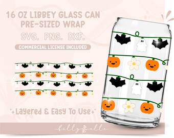 Puede incluir: Un diseño digital para una envoltura de lata de vidrio Libbey de 473 ml con una guirnalda de temática de Halloween con murciélagos, fantasmas y calabazas. El diseño está en capas y es fácil de usar. Se incluyen archivos SVG, PNG y DXF. Licencia comercial incluida.