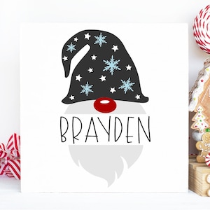 Arquivo vetorial Winter Split Gnome, design de monograma de nome, caneca de Natal svg, enfeite de nome svg, sacola de presente svg, gnomo de Natal svg