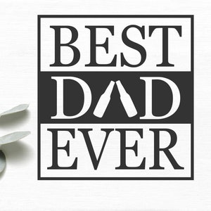 Peut inclure: Graphique noir et blanc avec le texte "BEST DAD EVER" en caractères gras. Le mot "DAD" a deux verres à bière levés au milieu.