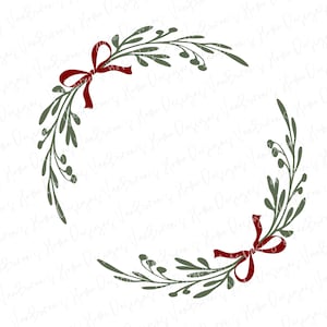 Pode incluir: Uma grinalda verde com dois laços vermelhos. A grinalda é feita de folhas e bagas. É um design simples e elegante que seria perfeito para uma festa de fim de ano ou um casamento de inverno.