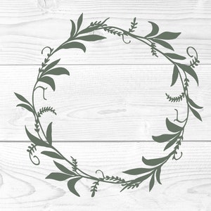 Puede incluir: Una corona de hojas verdes con forma circular, ideal para añadir un toque de naturaleza a la decoración de tu hogar.
