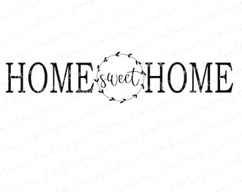 以下が含まれることがあります： 黒と白のグラフィックデザインで、「HOME sweet HOME」というテキストがセリフ体で書かれています。「sweet」という単語は、葉のついたリースの中にあります。