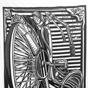 Puede incluir: Grabado en madera en blanco y negro de una motocicleta estilizada con una gran rueda delantera y una rueda trasera más pequeña. La motocicleta se representa en una pose dinámica, con la rueda delantera levantada del suelo. La impresión se realiza sobre un fondo de rayas blancas y negras.