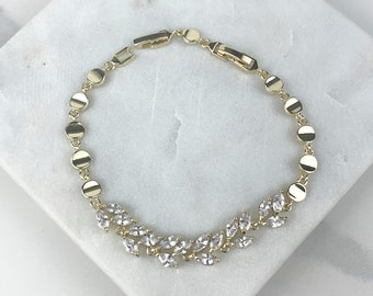 Puede incluir: Una pulsera de tono dorado que presenta una serie de pequeños eslabones circulares planos conectados a una sección central adornada con piedras transparentes de corte marquesa dispuestas en forma de hoja, con cierre metálico.
