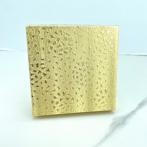 01 cajas medianas de cartón de regalo texturizadas doradas para joyería, cajas de regalo para todas las joyas, 3,5 pulgadas (91 mm) x 01 pulgadas (26 mm)