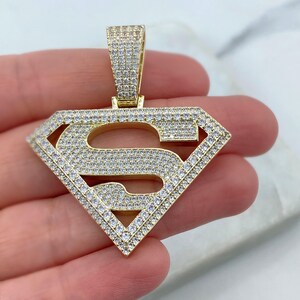 Colgante de Superman con circonita cúbica y baño de oro de 18k, colgante con el logo de Superman, colgante de Superman estilo hip hop, colgante de Superman con incrustaciones de circonitas, joyería al por mayor imagen 4