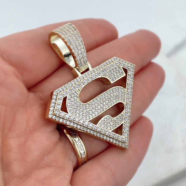 Colgante de Superman con circonita cúbica y baño de oro de 18k, colgante con el logo de Superman, colgante de Superman estilo hip hop, colgante de Superman con incrustaciones de circonitas, joyería al por mayor imagen 6