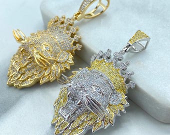 Colgante de corona de león bañado en oro de 18 quilates, bañado en plata y con pavé de circonitas cúbicas heladas. Regalo de San Valentín para él. Joyería unisex.