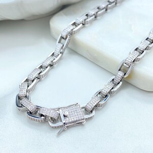 Cadena bañada en plata, detalles de circonitas cúbicas con efecto pavé, cierre de caja, pieza llamativa para combinar con otras joyas.