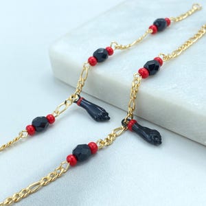 Pulsera o tobillera con cadena Figaro bañada en oro de 18 quilates con estilo azabache y mano de Figa negra. Protección contra el mal de ojo. Joyería al por mayor.