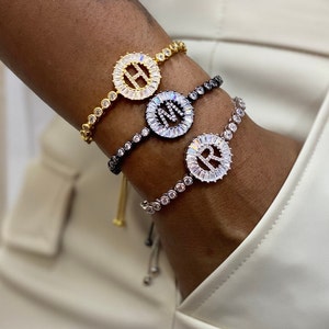 Pulsera ajustable con iniciales de circonita cúbica rellena de oro de 18 quilates. Suministros para hacer joyas al por mayor.