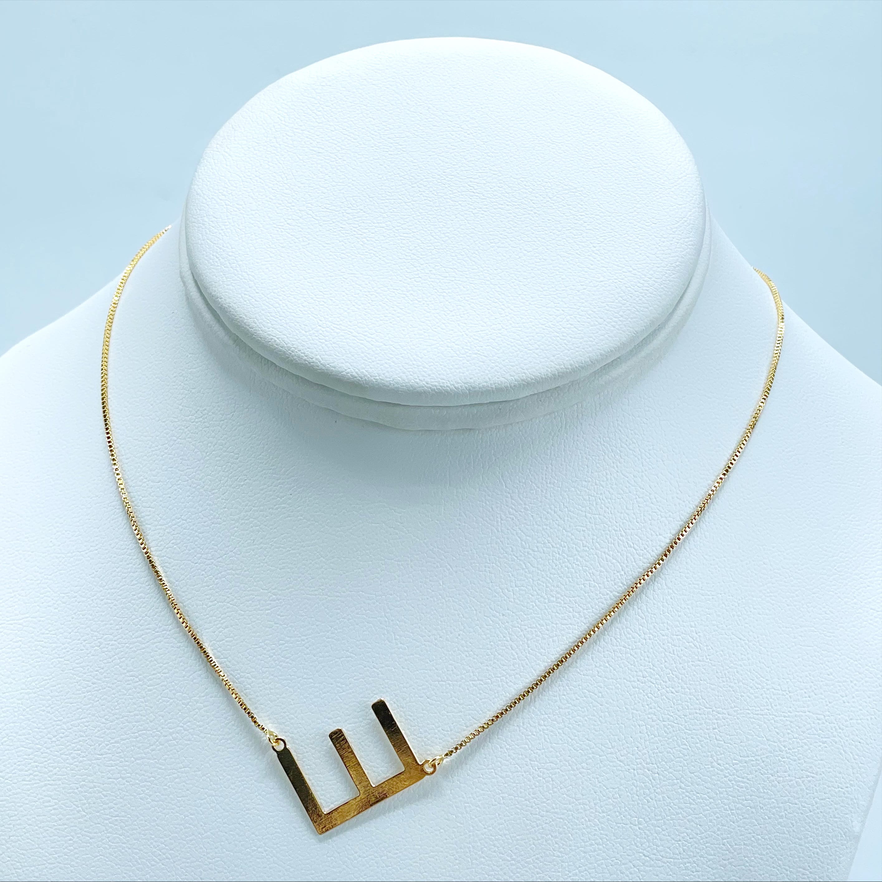 Big e necklace shop