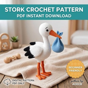 Op de afbeelding: Een gehaakt ooievaarsspeeltje in wit, zwart en oranje met een blauw gehaakt bundeltje in de snavel. De tekst luidt STORK CROCHET PATTERN PDF INSTANT DOWNLOAD, BEGINNER FRIENDLY en pattern by: ADEEB. Dit is uitsluitend een digitaal PDF-patroon.
