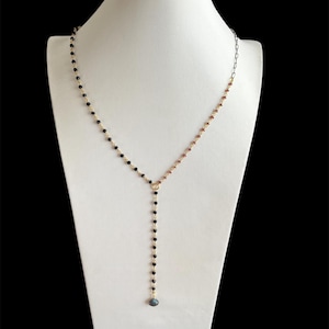 Collar largo asimétrico Carte Blanche con espinela negra, granate y labradorita, chapado en oro de 18 quilates, cristal y joyería de plata de ley.