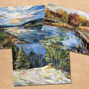 Könnte beinhalten: Drei Landschafts-Ölgemälde. Eines zeigt einen See mit Sonnenuntergangshimmel, ein anderes einen See mit Holzsteg und das dritte eine Waldszene mit einem Pfad. Die Gemälde verwenden eine Palette aus Blau-, Grün-, Gelb- und Brauntönen.