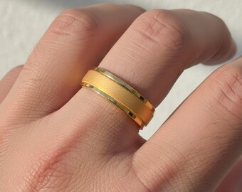 Unisex Gold Band Ring, Smooth Finish (Everyday Wear)