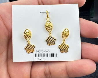 18K Gold Floral Pendant and Earring Set: Traditional Indian Jewelry