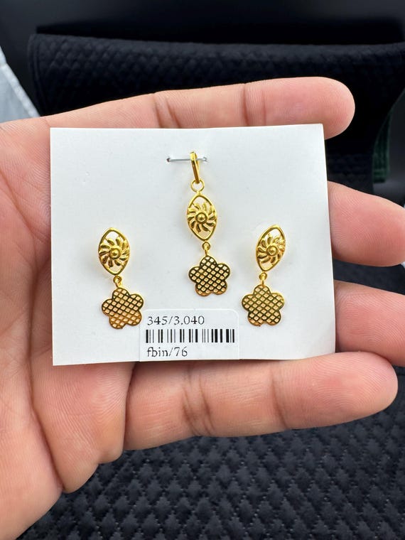 18K Gold Floral Pendant and Earring Set: Traditional Indian Jewelry