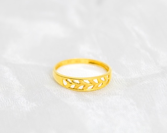 Gold Band Ring: Textured Unisex Design - Comfortable Fit