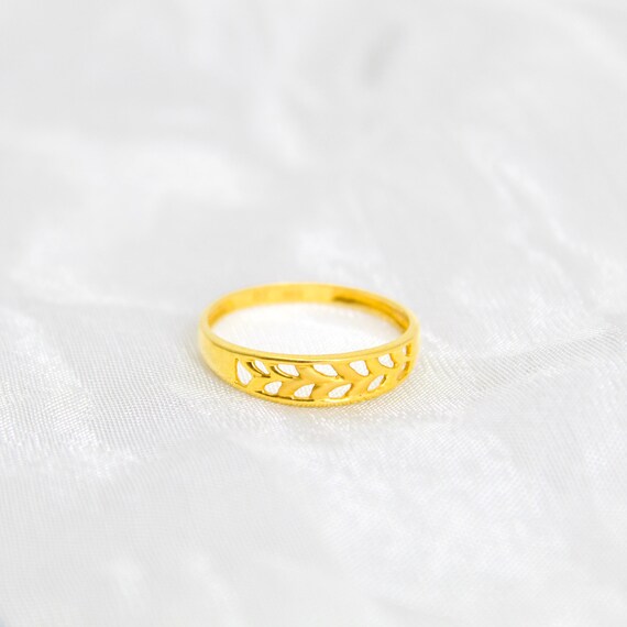 Gold Band Ring: Textured Unisex Design - Comfortable Fit