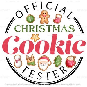 Puede incluir: Un diseño circular festivo con el texto "OFFICIAL CHRISTMAS COOKIE TESTER". El diseño incluye ilustraciones de hombres de jengibre, galletas y una galleta de Papá Noel, en rojo, verde y negro.