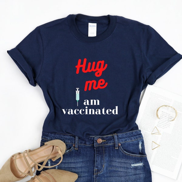 Drôle de vaccination T-shirt Hug Me I’m Vaccinated Pro Vaccine Chemise sarcastique Minimaliste Unisexe Vacances 2022 Tee Quarantaine Idée cadeau
