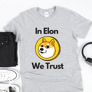 Camiseta con meme de Dogecoin: &quot;En Elon confiamos&quot;