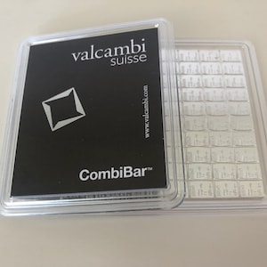 Puede incluir: Una caja de plástico transparente que contiene un CombiBar™ de plata de Valcambi Suisse. La barra está dividida en 100 barras de plata individuales de 1 gramo.