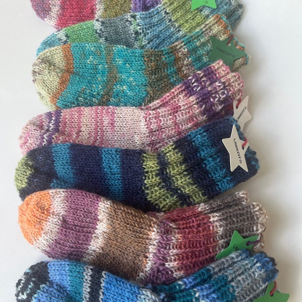 Handgestrickte Wollsocken für Kinder