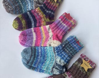 Handgestrickte Wollsocken für Kinder