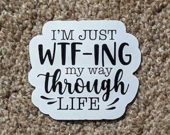Pegatina "WTF-ing My Way Through Life": Calcomanía de humor sarcástico para adultos