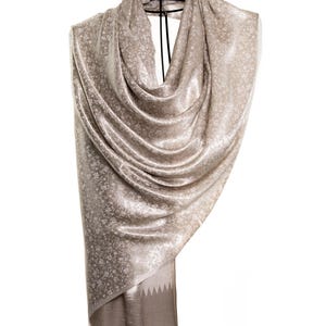 Châle en soie tissée - écharpe beige métallique brillante - très fine - cadeau parfait pour elle - emballage de mariage - petites fleurs