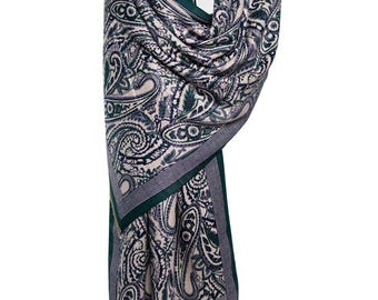 Könnte beinhalten: Ein Schal mit Paisley-Muster in Grün-, Creme- und Grautönen. Der Schal ist über einer Präsentationsform drapiert und zeigt das komplizierte Design. Die Kanten sind mit einem dunkelgrünen Rand und Fransen versehen.