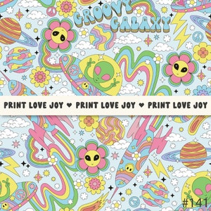 Może przedstawiać: Jasnoniebieski, psychodeliczny wzór z napisem "Groovy Galaxy". Projekt zawiera kreskówkowe kosmitów, kwiaty, planety, tęcze i rakiety. Tekst "Print Love Joy" powtarza się na dole.