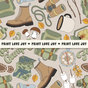 Könnte beinhalten: Ein nahtloses Muster mit Illustrationen zum Thema Camping und Natur. Das Muster enthält einen Kompass, eine Tasse, einen Rucksack, Wanderschuhe, eine Taschenlampe, eine Laterne, Pilze, Blätter und den Text "PRINT LOVE JOY", der dreimal wiederholt wird.