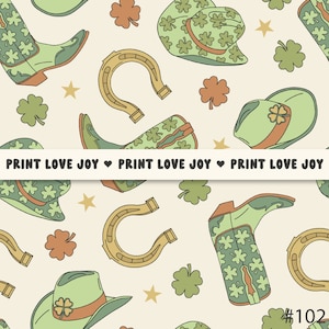 Puede incluir: Patrón repetitivo con botas de vaquero verdes, sombreros, herraduras, tréboles y estrellas sobre un fondo crema. El texto "PRINT LOVE JOY" se repite. El diseño tiene una estética vintage y retro.