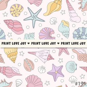 Puede incluir: Un patrón repetitivo de conchas marinas, estrellas de mar y pequeñas estrellas en colores pastel sobre un fondo rosa claro. El texto "PRINT LOVE JOY" se repite en la imagen. El diseño incluye varias formas de conchas en tonos de rosa, amarillo y azul.