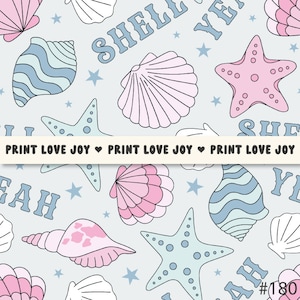 Pode incluir: Um padrão sem costura com fundo azul claro com conchas rosa e azuis, estrelas do mar e o texto "SHELL YEAH" e "PRINT LOVE JOY".