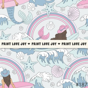 Könnte beinhalten: Ein sich wiederholendes Muster mit Meerjungfrauen, Muscheln, Seesternen und Regenbogen in Pastelltönen. Das Design beinhaltet stilisierte Wellen und den Text "PRINT LOVE JOY". Das Gesamtthema ist ein Strand- oder Ozeanmotiv.