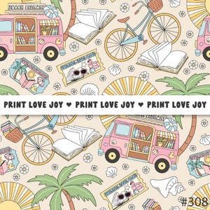 Op de afbeelding: Een herhalend patroon met een roze strandbibliotheekbusje, fietsen, open boeken, tickets, palmbomen en schelpen. De tekst "PRINT LOVE JOY" wordt herhaald. De achtergrond is lichtbeige, met kleine witte bloemen.
