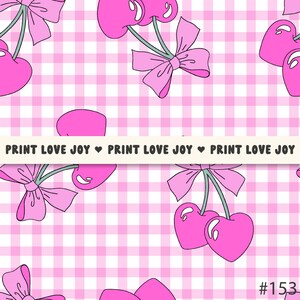 Könnte beinhalten: Ein sich wiederholendes Muster mit rosa Kirschen mit grünen Stielen und rosa Schleifen auf einem rosa-weiß karierten Hintergrund. Der Text "PRINT LOVE JOY" wird über dem Bild angezeigt.
