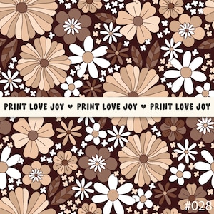 Może przedstawiać: Wzór bez szwów z brązowymi i białymi kwiatami na ciemnobrązowym tle. Wzór zawiera tekst "PRINT LOVE JOY" powtórzony trzy razy.