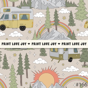 Puede incluir: Un patrón sin costuras que presenta una autocaravana retro, montañas, pinos, arcoíris y estrellas. El patrón está sobre un fondo beige claro con el texto "PRINT LOVE JOY" repetido en la parte inferior.