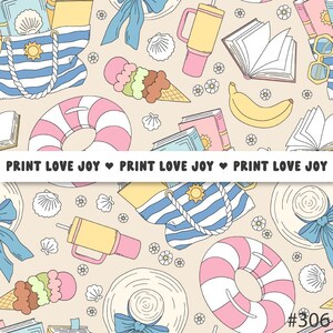 Può includere: Motivo ripetuto con illustrazioni a tema spiaggia. Include una borsa a righe, un cono gelato, un salvagente, libri, occhiali da sole, una banana e un cappello da sole. Il testo "PRINT LOVE JOY" è ripetuto.