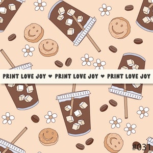 K&ouml;nnte beinhalten: Ein nahtloses Muster mit Eiskaffee, Keksen und Blumen auf einem hellpfirsichfarbenen Hintergrund. Der Text "PRINT LOVE JOY" wird am unteren Rand des Musters wiederholt.