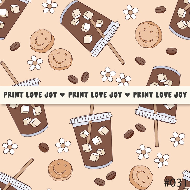 K&ouml;nnte beinhalten: Ein nahtloses Muster mit Eiskaffee, Keksen und Blumen auf einem hellpfirsichfarbenen Hintergrund. Der Text "PRINT LOVE JOY" wird am unteren Rand des Musters wiederholt.
