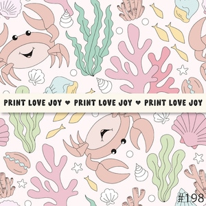 Puede incluir: Patrón repetitivo con cangrejos de dibujos animados, conchas marinas, corales, algas marinas y peces en colores pastel. El texto "PRINT LOVE JOY" se repite. El diseño tiene un tema submarino caprichoso.